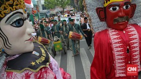 Tim penilai Benyamin S Award menyambangi Karnaval Harmoni Kampung Hijau di Kelurahan Utan Kayu Selatan, Matraman, Jakarta Timur. Warga menyambut dengan atraksi kesenian dan parade yang meriah. (CNN Indonesia/Adhi Wicaksono)