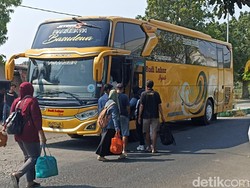 Sambat Harga Telur, Ratusan Peternak Blitar Berangkat ke DPR RI