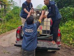 TEP Unhas Dampingi Polsek Weri Turun Tangan Salurkan Air Bersih ke Warga