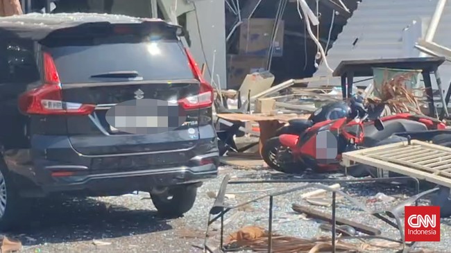 Sebuah ledakan keras Dilaporkan terjadi di kompleks Ruko San Antonio, Pakuwon City, Jalan Kalisari Utara, Surabaya, Selasa (6/10) pagi. Sumber kejadian masih diselidiki tim inafis.