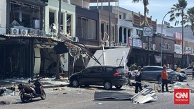 Sebuah ledakan dahsyat yang menghancurkan kompleks Ruko San Antonio, Pakuwon City, Jalan Kalisari Utara, Surabaya, pada Selasa (6/10) pagi. Saksi mata di lokasi mengatakan, kejadian itu didahului oleh bau gas yang sangat menyengat di sekitar lokasi k