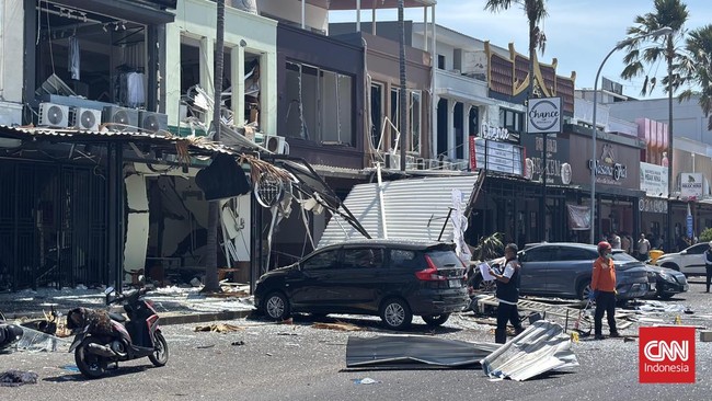 Sebuah ledakan dahsyat yang menghancurkan kompleks Ruko San Antonio, Pakuwon City, Jalan Kalisari Utara, Surabaya, pada Selasa (6/10) pagi. Saksi mata di lokasi mengatakan, kejadian itu didahului oleh bau gas yang sangat menyengat di sekitar lokasi k