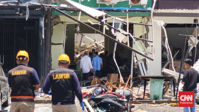 Petugas melakukan olah tempat kejadian perkara (TKP) di kawasan Ruko San Antonio, Pakuwon City, Surabaya, Jawa Timur, Selasa (6/10/2026),