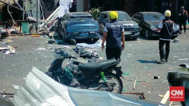 Petugas melakukan olah tempat kejadian perkara (TKP) di kawasan Ruko San Antonio, Pakuwon City, Surabaya, Jawa Timur, Selasa (6/10/2026),