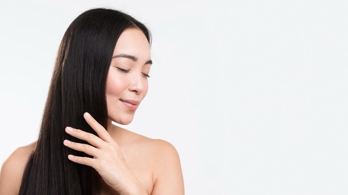 Manfaat minyak serai untuk rambut adalah mendukung pertumbuhan rambut, menghilangkan gatal, dan meredakan iritasi kulit kepala