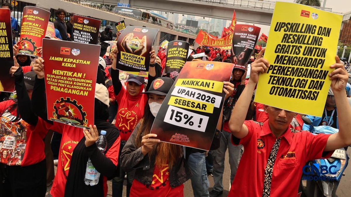 Penampakan Poster-Kain Besar Berisi Tuntutan Buruh Saat Demo di DPR