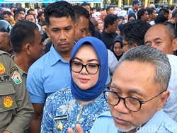 Menko Zulhas dan Walkot Kendari Serahkan Bantuan Beras ke Warga