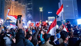 Warga merayakan kemenangan Timnas Indonesia yang menjuarai FIFA ASEAN Cup 2026, di Bundaran HI, Jakarta, Senin (5/10/2026). Warga memadati kawasan Bundaran HI untuk merayakan kemenangan Timnas Indonesia setelah mengalahkan Thailand lewat adu penalti