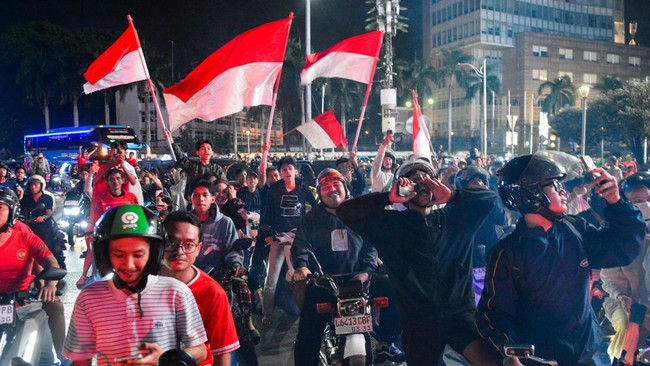 Warga merayakan kemenangan Timnas Indonesia yang menjuarai FIFA ASEAN Cup 2026, di Bundaran HI, Jakarta, Senin (5/10/2026). Warga memadati kawasan Bundaran HI untuk merayakan kemenangan Timnas Indonesia setelah mengalahkan Thailand lewat adu penalti