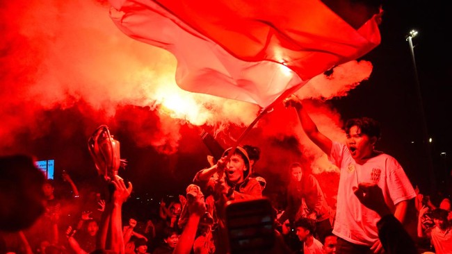 Warga merayakan kemenangan Timnas Indonesia yang menjuarai FIFA ASEAN Cup 2026, di Bundaran HI, Jakarta, Senin (5/10/2026). Warga memadati kawasan Bundaran HI untuk merayakan kemenangan Timnas Indonesia setelah mengalahkan Thailand lewat adu penalti