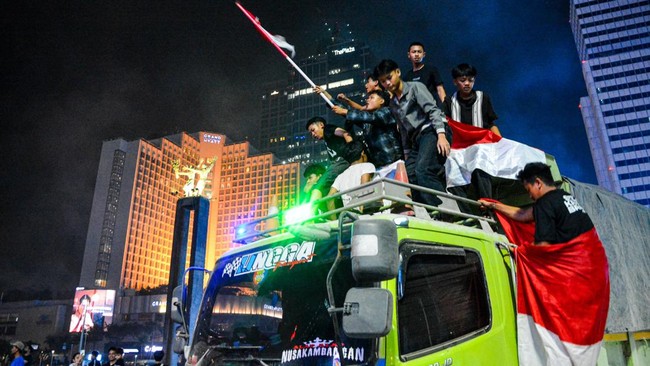 Warga merayakan kemenangan Timnas Indonesia yang menjuarai FIFA ASEAN Cup 2026, di Bundaran HI, Jakarta, Senin (5/10/2026). Warga memadati kawasan Bundaran HI untuk merayakan kemenangan Timnas Indonesia setelah mengalahkan Thailand lewat adu penalti