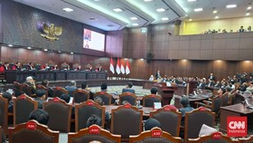 Mahkamah Konstitusi (MK) mulai menggelar sidang pembacaan putusan atas perkara terkait ijazah Wapres Gibran saat pencalonan di Pilpres 2024, Selasa (6/10) malam.