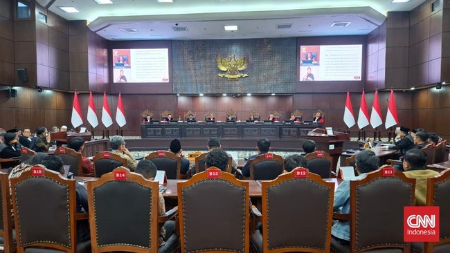 Mahkamah Konstitusi (MK) mulai menggelar sidang pembacaan putusan atas perkara terkait ijazah Wapres Gibran saat pencalonan di Pilpres 2024, Selasa (6/10) malam.