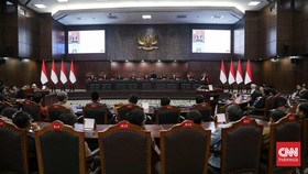 Mahkamah Konstitusi (MK) mulai menggelar sidang pembacaan putusan atas perkara terkait ijazah Wapres Gibran saat pencalonan di Pilpres 2024, Selasa (6/10) malam.