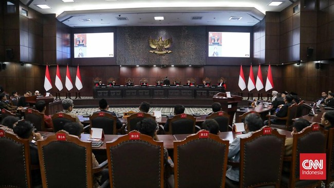 Mahkamah Konstitusi (MK) mulai menggelar sidang pembacaan putusan atas perkara terkait ijazah Wapres Gibran saat pencalonan di Pilpres 2024, Selasa (6/10) malam.