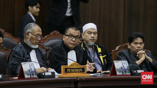 Mahkamah Konstitusi (MK) mulai menggelar sidang pembacaan putusan atas perkara terkait ijazah Wapres Gibran saat pencalonan di Pilpres 2024, Selasa (6/10) malam. Perkara ini dimohonkan Komite Independen Pemantau Pemilu (KIPP), Partai Ummat, mantan Wa