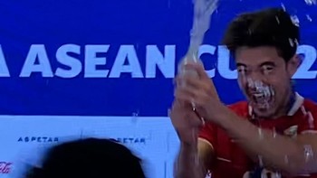 Momen Kocak Pemain Timnas Serbu Ruang Konferensi Pers Bawa Pistol Air