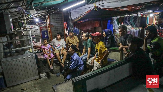 Warga menyaksikan pertandingan Timnas Indonesia melawan Thailand dalam final FIFA ASEAN Cup 2026 di Jakarta, Senin (5/10/2026). (CNN Indonesia/Febria Adha L)