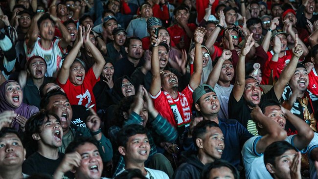 Warga bersorak saat nonton bareng pertandingan final FIFA ASEAN Cup 2026 antara Timnas Indonesia melawan Timnas Thailand di halaman Kantor Gubenur dan DPRD Provinsi Jateng, Semarang, Jawa Tengah, Senin (5/10/2026). Pemerintah Provinsi Jawa Tengah men