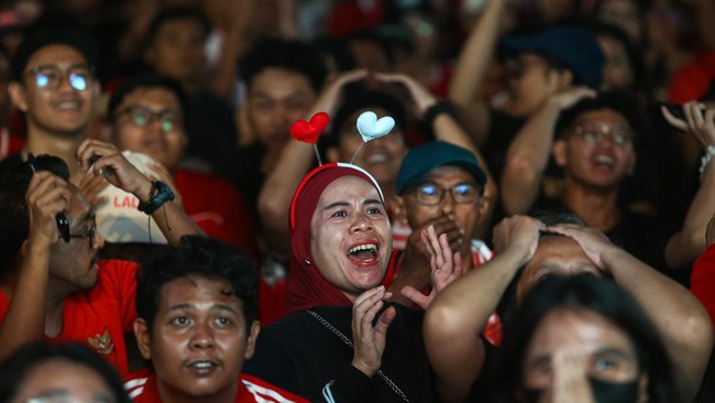 Warga menyaksikan pertandingan Timnas Indonesia melawan Thailand pada final FIFA ASEAN Cup 2026 saat nonton bareng di Kompleks Gelora Bung Karno, Senayan, Jakarta, Senin (5/10/2026). Nonton bareng tersebut sebagai bentuk dukungan warga kepada Timnas