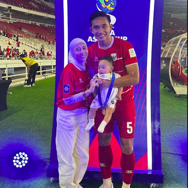 <p>Salah satu pemain Timnas, Rizky Ridho Ramadhani menjadi salah satu pemain yang merayakan kemenangan bareng istrinya Sendy Aulia dan anak semata wayangnya Ebrahim Khalif Nadirizky. Melalui unggahan di Instagram, Rizky Ridho membagikan momen spesial ini, Bunda. (Foto: Instagram @rizkyridhoramadhani)</p>