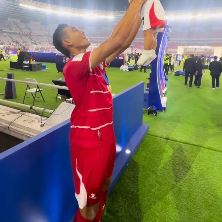 <p>Di foto lainnya, Rizky Ridho mem-<em>posting</em> ulang unggahan istrinya. Dalam potret ini, Sendy menuliskan ucapan manis untuk suaminya yang berhasil membawa Timnas menang di FIFA ASEAN Cup 2026. "Terimakasih sudah berjuang ayah. Mama dan Ebrahim selalu banggaa," tulis Sendy. (Foto: Instagram @rizkyridhoramadhani)</p>
