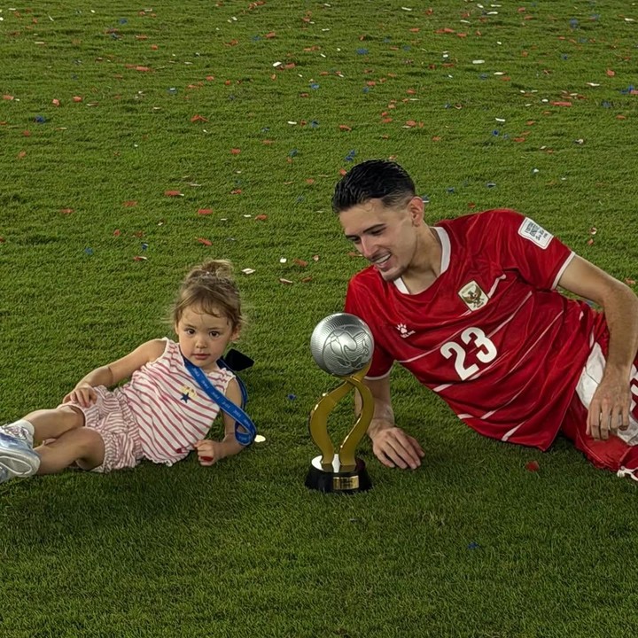 <p>Justin Hubner juga sempat mem-<em>posting</em> fotonya saat berpose bareng sang putri di lapangan hijau. Ayah dan anak ini kompak memamerkan pose yang sama sambil menunjukkan piala juara FIFA ASEAN Cup 2026. (Foto: Instagram @justinhubner5)</p>