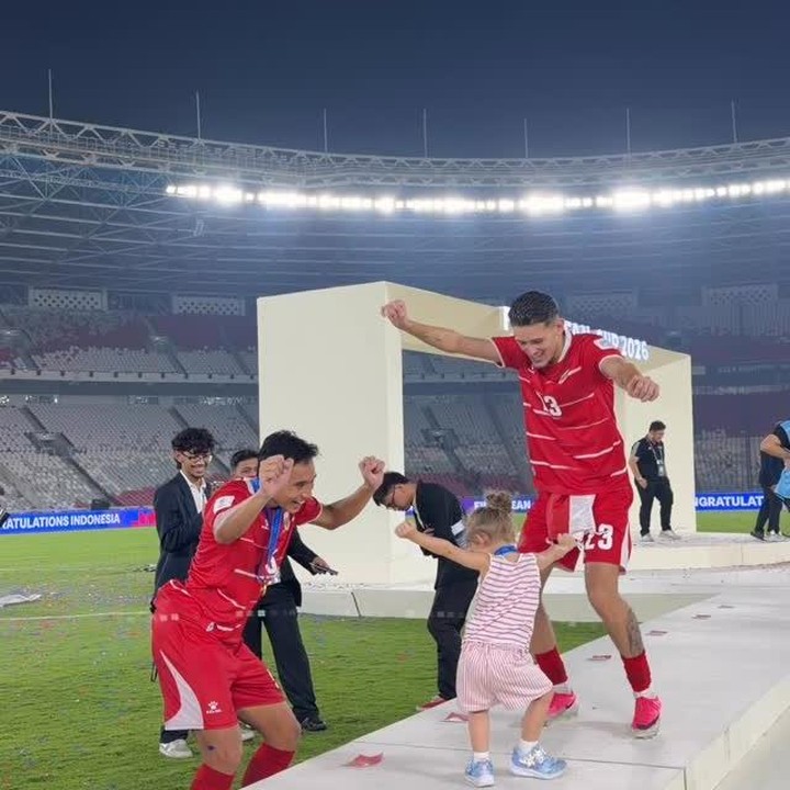 <p>Selain Rizky Ridho, pemain Timnas Justin Hubner juga turut merayakan kemenangan bersama keluarganya. Suami artis Jennifer Coppen ini terlihat menggendong putri sambungnya Kamari ke lapangan usai Timnas menang. Dalam satu momen, Justin bahkan mengajak putrinya&nbsp;menari riang bersama pemain Timnas lainnya. (Foto: Instagram @justinhubner5)</p>