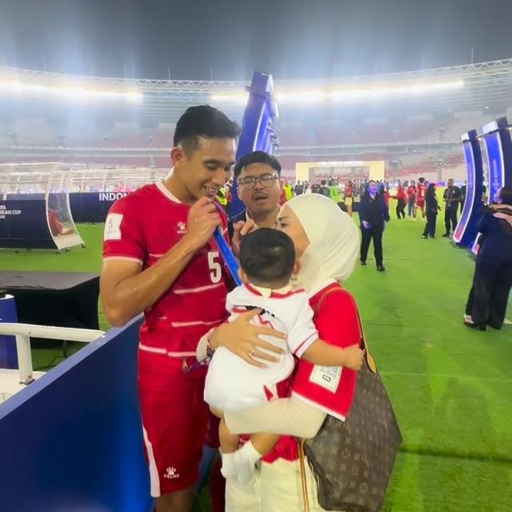 <p>Tim Nasional (Timnas) Indonesia keluar sebagai juara FIFA ASEAN Cup 2026 setelah berhasil mengalahkan Thailand dalam drama adu pinalti, Senin 5 Oktober 2026, di Stadion Utama Gelora Bung Karno (SUGBK), Jakarta. Para pemain Timnas merayakan kemenangan ini bersama keluarga. (Foto: Instagram @rizkyridhoramadhani)</p>