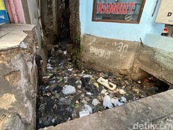 Potret Buram Saluran Air Ciguruwik: Tersumbat Sampah dan Bau