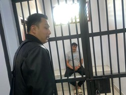 Tim Gabungan Kejari Surabaya Tangkap Buron Fidusia Rp 60 M Saat Isi BBM