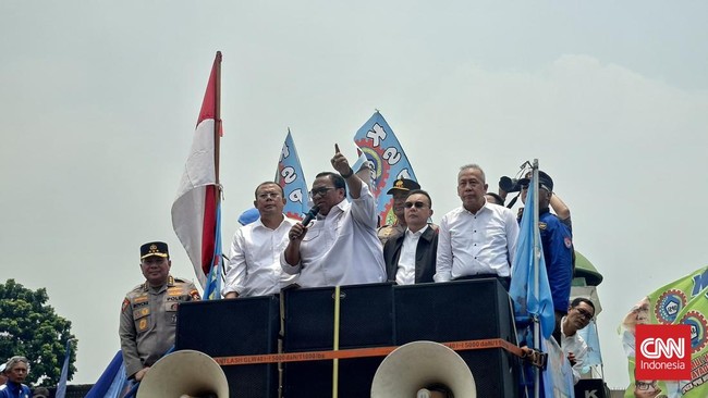 Wakil Ketua DPR RI Sufmi Dasco Ahmad, Cucun Ahmad Syamsurijal, dan Saan Mustopa bersama Kepala Kepolisian Republik Indonesia (Kapolri) Suyudi Ario Seto menemui massa buruh usai mengesahkan Rancangan Undang-Undang Pelindungan Ketenagakerjaan pada Sela