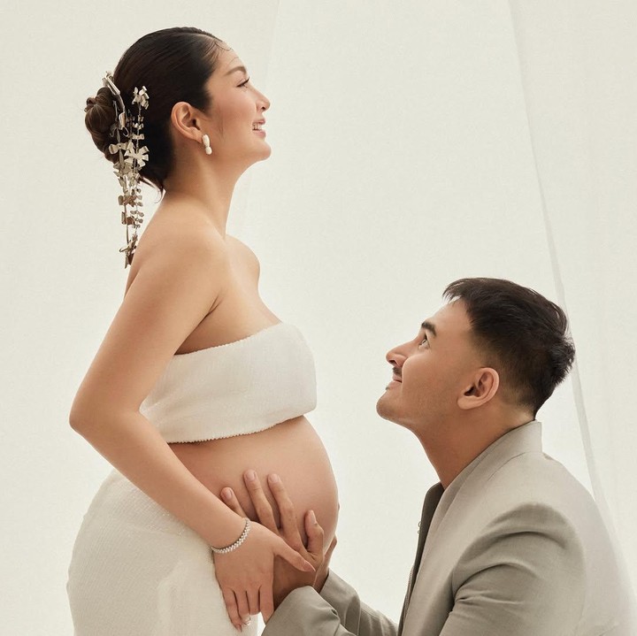 <p>Pose-pose hangat maternity shoot seperti berciuman mesra, Marco yang berlutut sambil memegang perut sang istri, hingga dekapan hangat memperlihatkan keharmonisan pasangan ini.(Foto:@debisagita)</p>