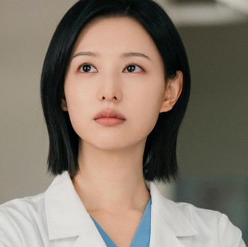 Jadi Dokter Bedah, Simak Potret Terbaru Kim Ji Won di Drakor Doctor X: Mafia in White