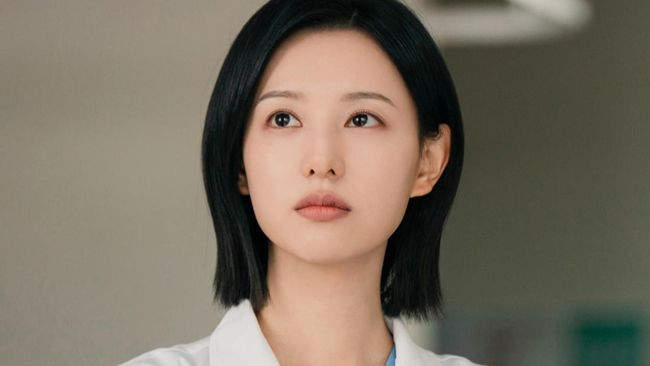 Jadi Dokter Bedah, Simak Potret Terbaru Kim Ji Won di Drakor Doctor X: Mafia in White