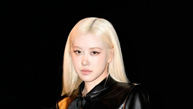 5 Potret Rose BLACKPINK Tampil Edgy di Saint Laurent Womens Summer 27 Show