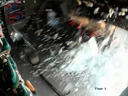 Terekam CCTV! Tembok Toko Sepatu Hancur Kena Ledakan di Pakuwon City