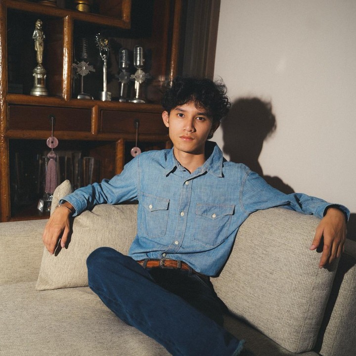 <p>Di usia yang semakin dewasa, penampilan Rizky dalam balutan serba denim membuatnya terlihat semakin gagah. Parasnya yang tampan pun semakin terpancar dalam potret tersebut. Selamat Ulang Tahun, Rizky! (Foto: Instagram @itsrossa910)</p>