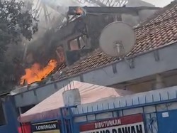 Rumah 2 Lantai di Bogor Terbakar, Api Diduga dari Lilin yang Ditinggal Menyala