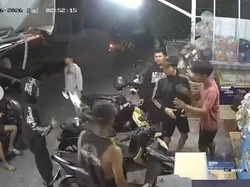 Viral Gerombolan Motor Keroyok Pria di Warung Denpasar, Korban Dihantam Balok