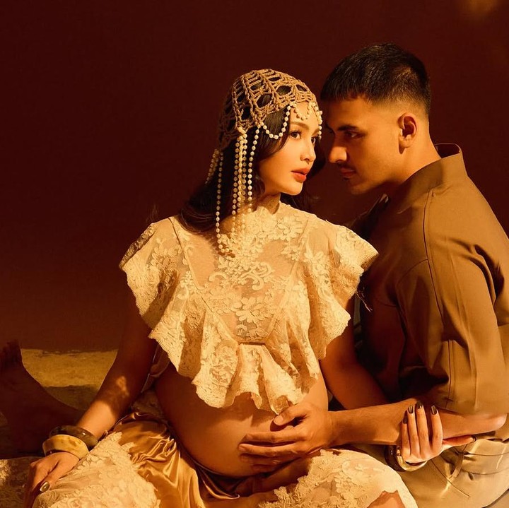 <p>Tatapan hangat antara Debi dan Marco yang memegang perut sang istri mempertegas kebahagiaan mereka menyambut anggota keluarga baru.(Foto:@debisagita).</p>