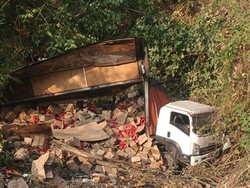 Rem Blong, Truk Muatan Oli Nyungsep ke Jurang di Alas Roban Batang
