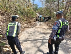 Truk Angkut 15 Penumpang Terguling di Lembata, 5 Orang Tewas