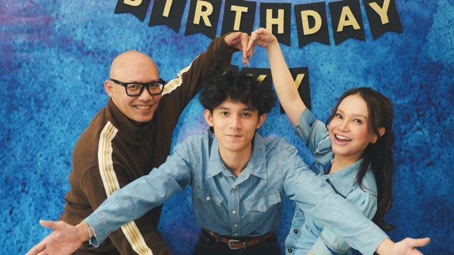 5 Potret Ultah ke-20 Rizky Langit Putra Rossa dan Yoyo, Hangat Kumpul Bareng Keluarga