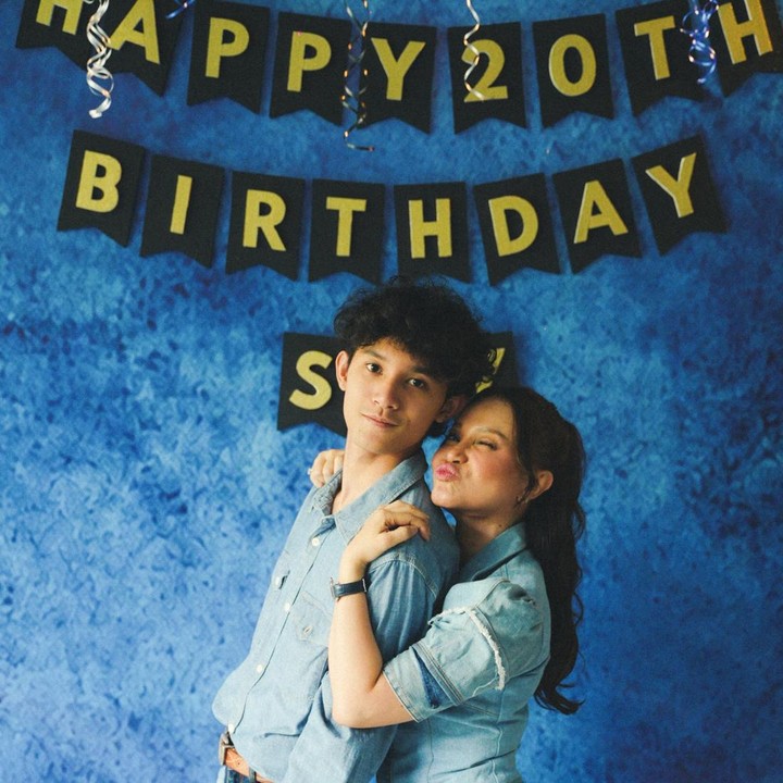 <p>Dalam foto tersebut, Rossa dan putranya kompak mengenakan outfit bernuansa denim sambil berpose hangat di depan dekorasi ulang tahun. (Foto: Instagram @itsrossa910)</p>