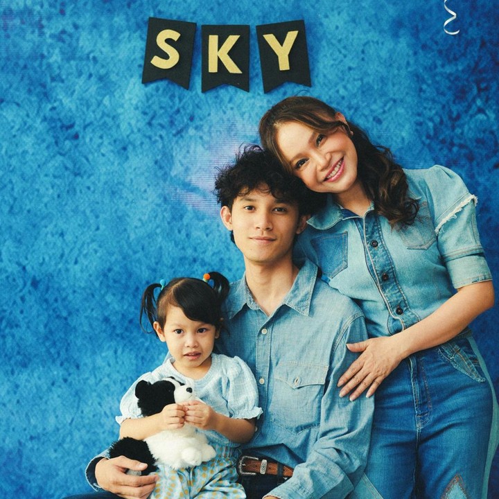 <p>Di momen istimewa tersebut Rossa juga berfoto bersama Rizky dan putri angkatnya yang bernama Raina Mikayla Almahyra. (Foto: Instagram @itsrossa910)</p>
