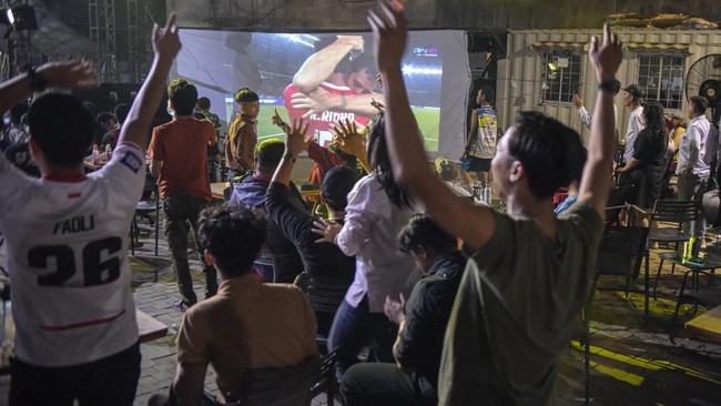 Warga merayakan kemenangan Timnas Indonesia atas Thailand pada final FIFA ASEAN Cup 2026 saat nonton bareng di pelataran Stasiun Bekasi Timur, Bekasi, Jawa Barat, Senin (5/10/2026). Indonesia juara setelah mengalahkan Thailand lewat adu penalti denga