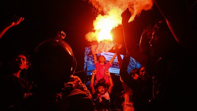 Warga menyalakan suar saat merayakan kemenangan Timnas Indonesia atas Thailand di kawasan Bundaran HI, Jakarta, Senin (5/10/2026). Indonesia juara setelah mengalahkan Thailand pada laga final FIFA ASEAN Cup 2026 lewat adu penalti dengan skor 4-2. ANT