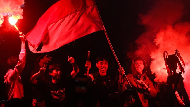 Warga menyalakan suar saat merayakan kemenangan Timnas Indonesia atas Thailand di kawasan Bundaran HI, Jakarta, Senin (5/10/2026). Indonesia juara setelah mengalahkan Thailand pada laga final FIFA ASEAN Cup 2026 lewat adu penalti dengan skor 4-2. ANT