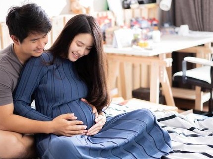9 Posisi Berhubungan yang Bagus saat Hamil 8 Bulan agar Tetap Aman & Nyaman